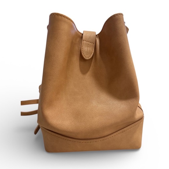 Universal Thread Handbags - Universal Thread Tan Faux Leather Bucket Bag Convertible Shoulder Crossbody